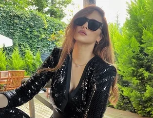 Mine Tugay göğüs dekolteli mayosuyla salına salına yürüdü o video sosyal medyayı yaktı kavurdu! 20’lik kızlara taş çıkarttı