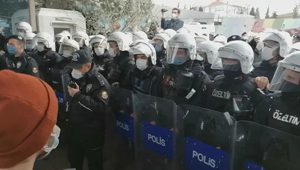 son-dakika-bogazici-universitesi-onunde-izinsiz-gosteri-yapan-12-kisi-gozaltinda-1616684810084.jpg