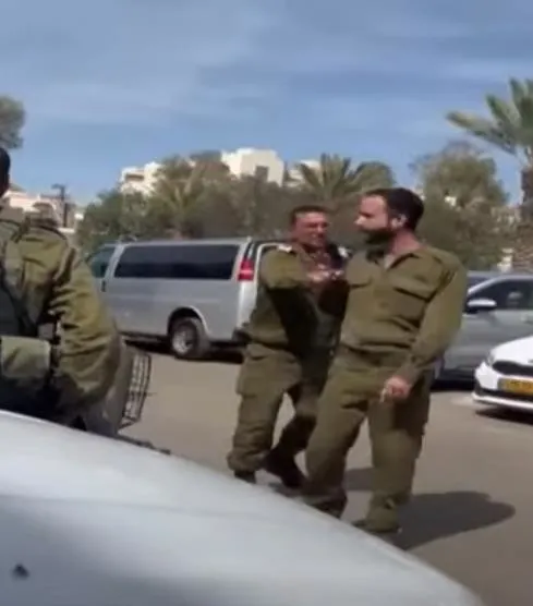 1697966976249.jpeg Netanyahu askeri üs ziyaretinde İsrail askeri tarafından protesto edildi: Senin yüzünden 3 arkadaşım öldü-6