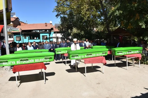 Feci kazada ölen 6 kişilik aile defnedildi