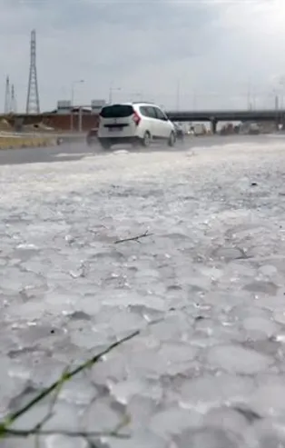 Kocaeli'de dolu yağdı, TEM yolu kapandı