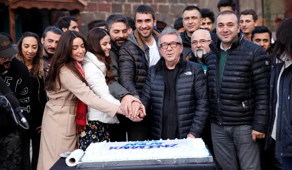 “Sen Anlat Karadeniz” ekibinden pastalı kutlama-1