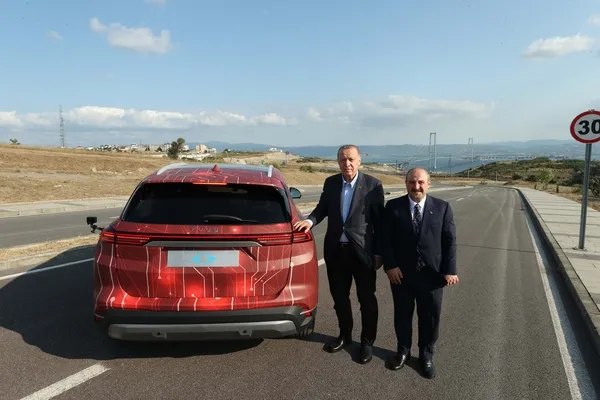 son-dakika-baskan-erdogan-toggu-kullandi-1659799603162.jpg Başkan Erdoğan, TOGG'u kullandı: "Bir Togg hatırası..."-4