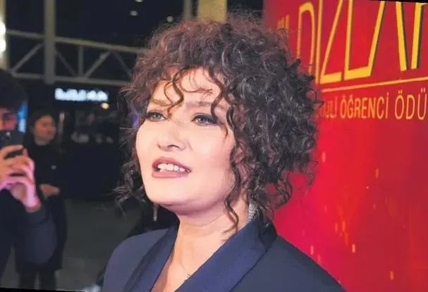 nurgul-yesilcaydan-dikkat-ceken-aciklama-saclarimi-haftada-bir-yikiyorum-1705098833367.jpeg Nurgül Yeşilçay'ın dikkat çeken bakım sırrı: Saçlarımı haftada bir yıkıyorum-3