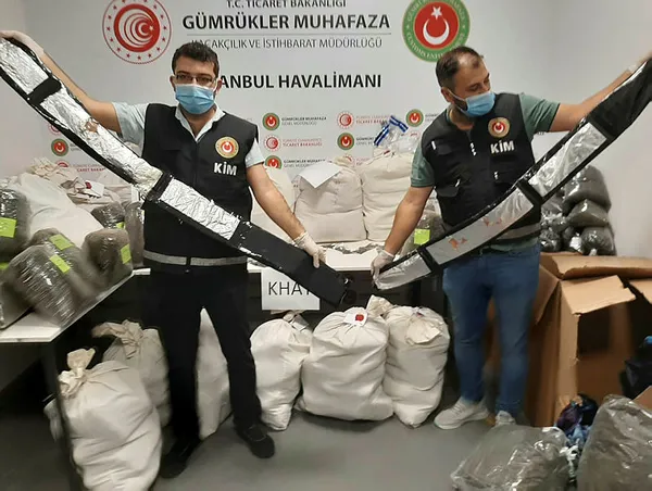 istanbul-havalimanindan-zehir-tacirlerine-operasyon-24-milyon-lira-degerinde-uyusturucu-ele-gecirildi-1602744564551.jpg İstanbul Havalimanı'ndan zehir tacirlerine operasyon 24 milyon lira değerinde uyuşturucu ele geçirildi-2