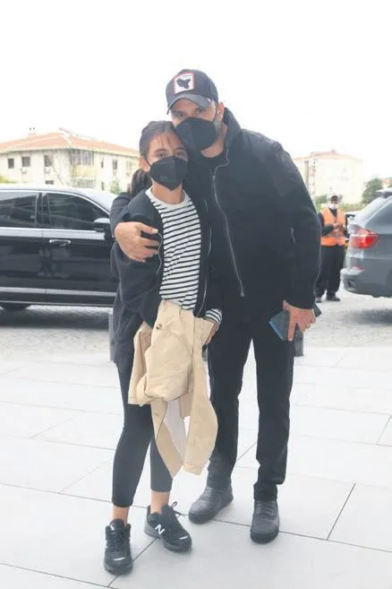 kalp-yarasinin-feriti-gokhan-alkan-aska-geldi-sevgilisi-nesrin-cavadzade-ile-romantik-pozunu-paylasti-1633643677436.jpeg Kalp Yarası'nın Ferit'i Gökhan Alkan aşka geldi! Sevgilisi Nesrin Cavadzade ile romantik pozunu paylaştı-11