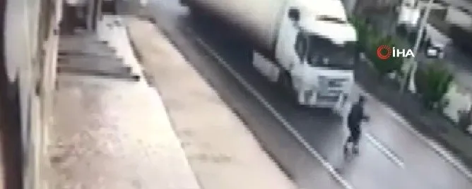 Giresun Da Inanilmaz Olay Kendini Hizla Gelen Tir In Onune Boyle Atti Video Videosunu Izle Takvim Tv