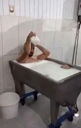 SON DAKİKA: Süt banyosu skandalında yeni gelişme! Vatandaşa satılacak sütle banyo yapmışlardı