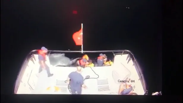 Ege denizinde can pazarı! Mülteci gemisi battı göçmenleri Türk askeri böyle kurtardı-2