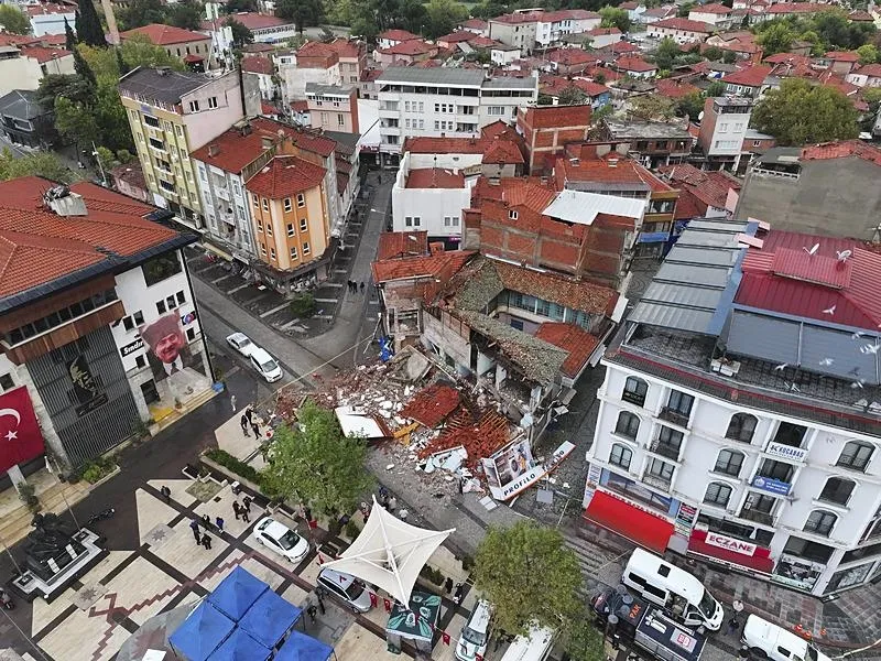 Yıkılan binalar havadan görüntülendi. (AA)