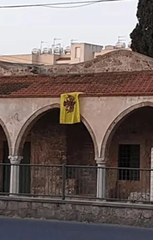 Güney Kıbrıs'ta camiye alçak saldırı! Bu kez Bizans bayrağı astılar