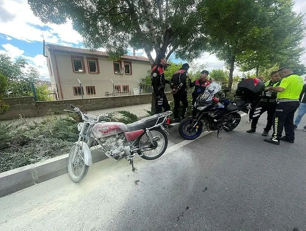 Nevşehir'de ehliyetsiz sürücü polislere yakalanınca motorunu ateşe verdi-3