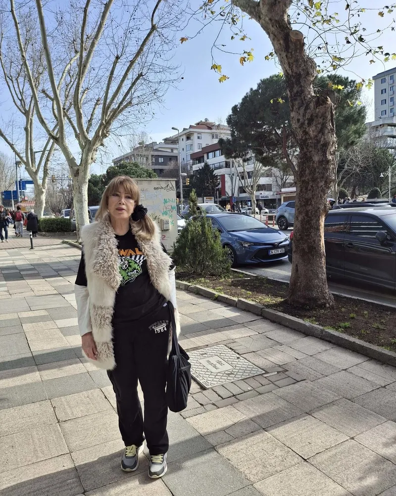 yesilcam-yildizi-aynur-aydandan-gozyaslari-icinde-beni-gorun-cagrisi-1773137591920.jpg Yeşilçam yıldızı Aynur Aydan’dan gözyaşları içinde "Beni görün" çağrısı!-6