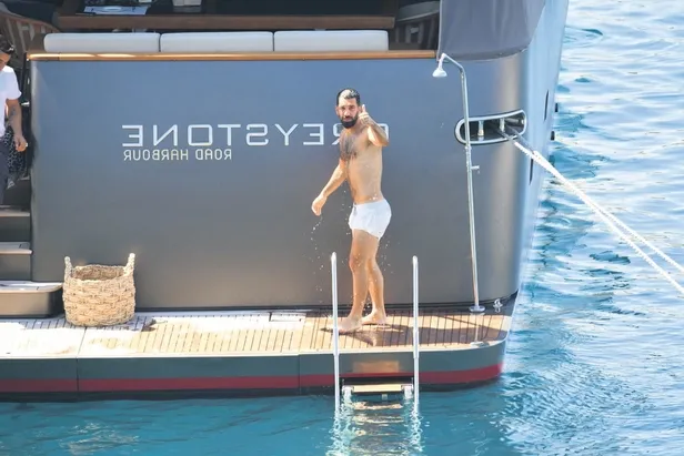 galatasarayin-yildizi-arda-turan-fit-vucuduyla-yeni-sezona-hazir-oldugunu-gosterdi-1599435367864.jpeg Galatasaray'ın yıldızı Arda Turan fit vücuduyla yeni sezona hazır olduğunu gösterdi-3