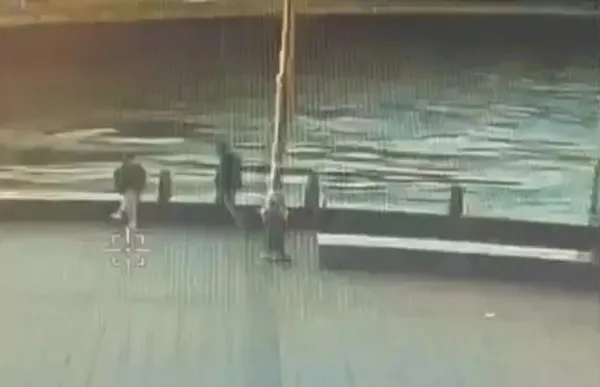 eminonunde-agizlari-acik-birakan-cinayet-once-kiz-cocugunu-denize-atmak-istedi-daha-sonra-kiyida-oturan-adama-attigi-yumrukla-olumune-neden-oldu-1621952071060.jpg Eminönü'nde ağızları açık bırakan cinayet! Önce kız çocuğunu denize atmak istedi daha sonra kıyıda oturan adama attığı yumrukla ölümüne neden oldu-4