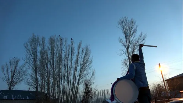 ellerinde-davul-ve-tefle-her-aksam-disari-cikiyorlar-hedeflerinde-kargalar-var-1611814617125.jpg Ellerinde davul ve tefle her akşam dışarı çıkıyorlar! Hedeflerinde kargalar var-11