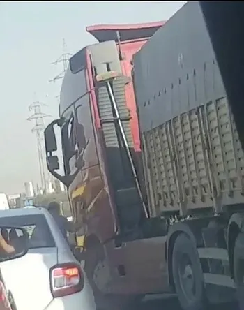 İzmir'de şoke eden görüntü! TIR sürücüsü, tartıştığı adamı ezmeye çalıştı-1