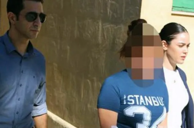 Girne'de genç kız tanımadığı bir kadını bıçakladı