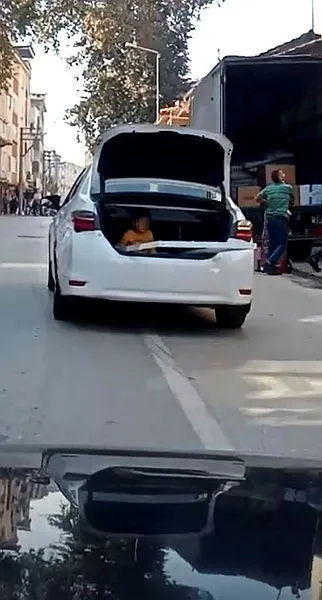Trafikte şoke eden manzara! Bagajdakini görenler gözlerine inanamadı