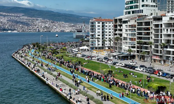 İzmir'de TCG Anadolu'ya 3'üncü de gününde büyük ilgi! Kilometrelerce kuyruk oluştu - 27