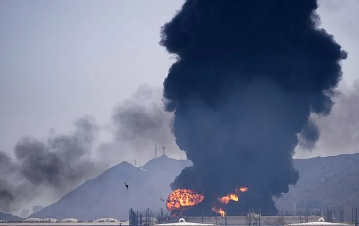 İRAN VURDU BAE'DE PETROL DURDU-1