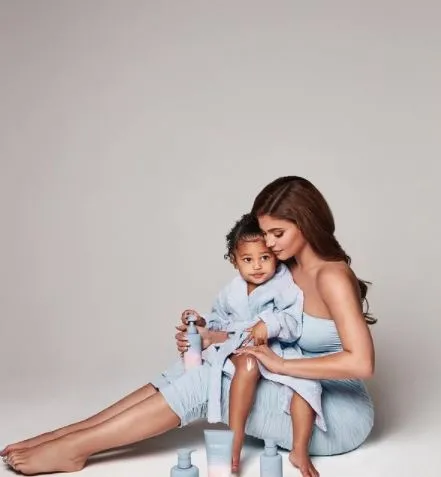 Kylie Jenner çırılçıplak kanlar içinde paylaştı bir de 2 aylık hamile! Bu görüntüye bakmak mide ister ama o hiç çekinmedi-5