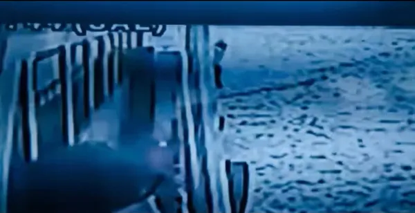 genc-kadinin-eminonu-kadikoy-vapurundan-atlayarak-intihar-ettigi-anlar-kamerada-1611211126808.jpg Genç kadının Eminönü-Kadıköy vapurundan atlayarak intihar ettiği anlar kamerada-4