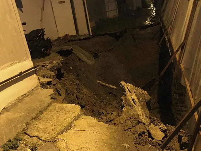 uskudarda-korku-dolu-anlar-toprak-kaymasi-nedeniyle-bir-bina-bosaltildi-1704159089213.jpeg Üsküdar'da korku dolu anlar! Toprak kayması nedeniyle bir bina boşaltıldı-3