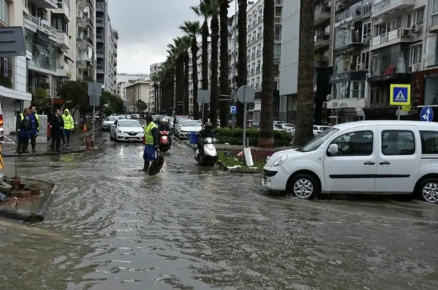 Sel mağduru vatandaşlardan CHP'li Tunç Soyer'e tepki: Bölücülüğü bırak hizmete bak