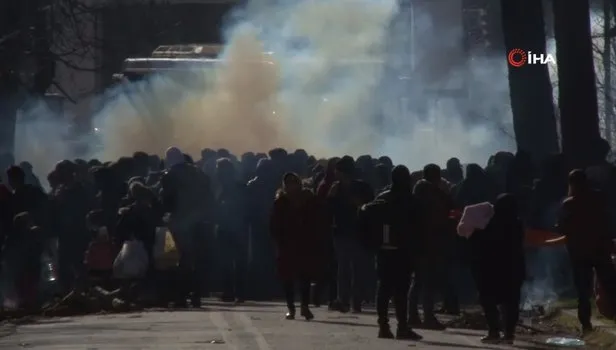 Yunanistan'dan sınıra dayanan mültecilere gazlı müdahale | Kadın ve çocuk mültecilere gaz ve ses bombası attılar | Video