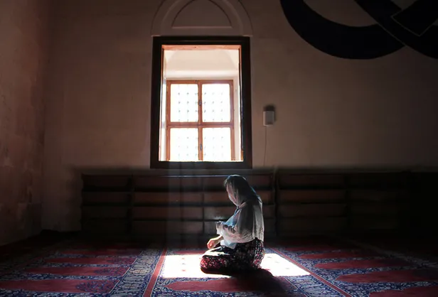 teravih-namazi-nasil-kilinir-kac-saat-surer-teravih-namazi-yatsiyla-birlikte-toplam-kac-rekat-kilinmaktadir-ev-1679493790591.jpg Teravih namazı yatsıyla birlikte toplam kaç rekat kılınmaktadır? Teravih namazı nasıl kılınır, kaç saat sürer? Evde teravih namazı kılınışı...-4