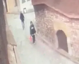 İstanbul Balatta taciz anı güvenlik kamerasında