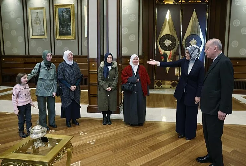 Başkan Erdoğan gönüllü olarak camilerin temizliğini yapan Sultan Bayat ve ailesini kabul etti. (AA)