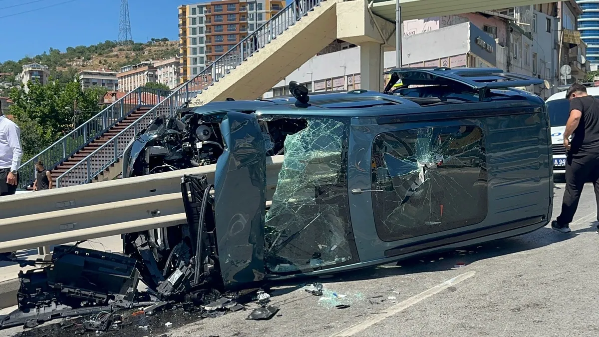 İstanbul Pendik'te feci kaza! Direksiyon hakimiyetini kaybetti bariyere ok gibi saplandı