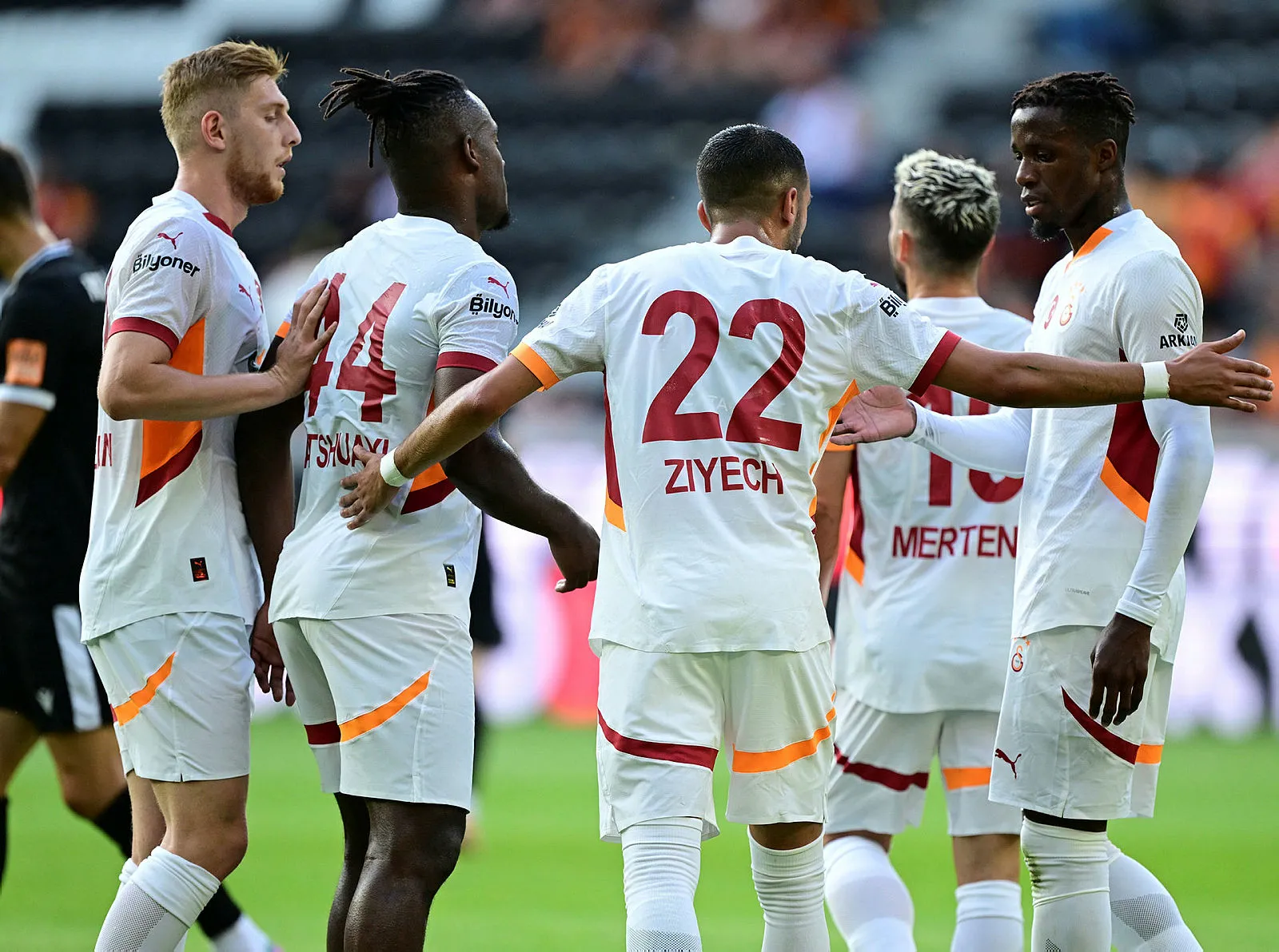 Galatasaray'ın yıldızı İngiltere'ye uçtu! Ada basını görüşeceği takımları yazdı - 2