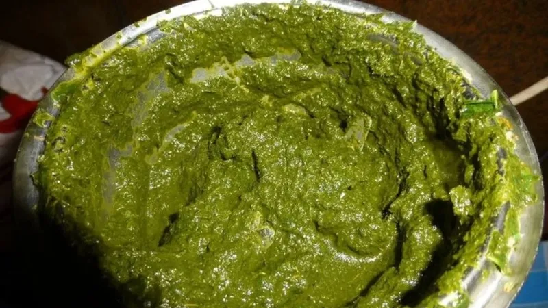 kina-ve-elma-sirkesini-karistirip-ayaginiza-surun-o-derdin-caresi-bu-karisimda-gizli-1714070069653.jpeg O derdin çaresi bu karışımda gizli: Kına ve elma sirkesini karıştırıp ayağınıza sürün!-5