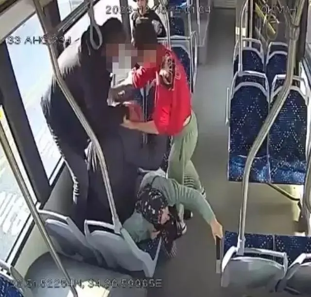 1716279050643.jpeg Türkiye onu otobüsteki görüntüleri ile tanıdı! Lise müdürüyle oğlunun vahşice darp ettiği adamdan acı haber geldi-2
