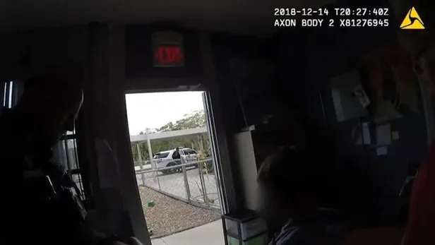 ABD polisinden skandal hareket! Engelli çocuğa ters kelepçe taktılar-4