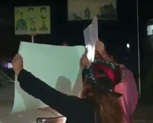 Köşeye sıkışan YPGli hainler ABD konvoyunun önünü kesip çıkmayın diye yalvardı!