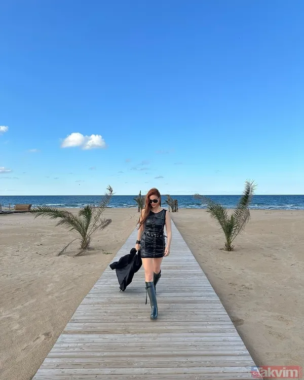 Mine Tugay siyah deri süper minisiyle kumsalda şov yaptı: “Kim der 46 yaşında” - 11