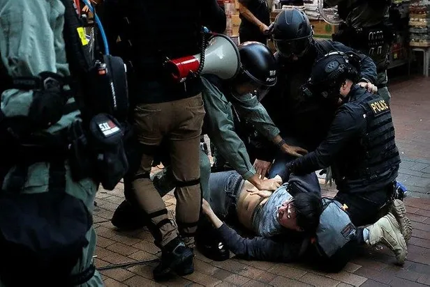 hong-kongda-protestolar-noel-aksaminda-da-durmadi-1577308179323.jpeg Hong Kong'da protestolar Noel akşamında da durmadı-2