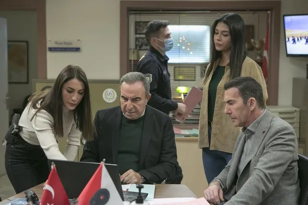 arka-sokaklar-mesut-oldu-mu-olay-olacak-gelisme-sevket-coruh-arka-sokaklardan-ayriliyor-mu-1608928748650.jpg Arka Sokaklar Mesut öldü mü? Olay olacak gelişme! Şevket Çoruh Arka Sokaklar'dan ayrılıyor mu?-4
