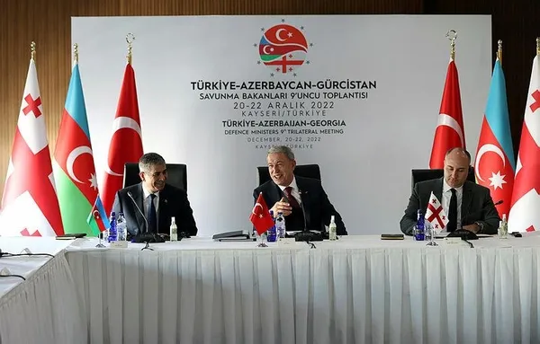 turkiye-gurcistan-azerbaycan-savunma-bakanlari-toplantisi-milli-savunma-bakani-hulusi-akardan-onemli-aciklamal-1671629013171.jpeg Türkiye-Gürcistan-Azerbaycan Savunma Bakanları Toplantısı! Bakan Akar'dan Yunanistan'a uyarı: Hiçbir oldu bittiye müsaade etmedik-2