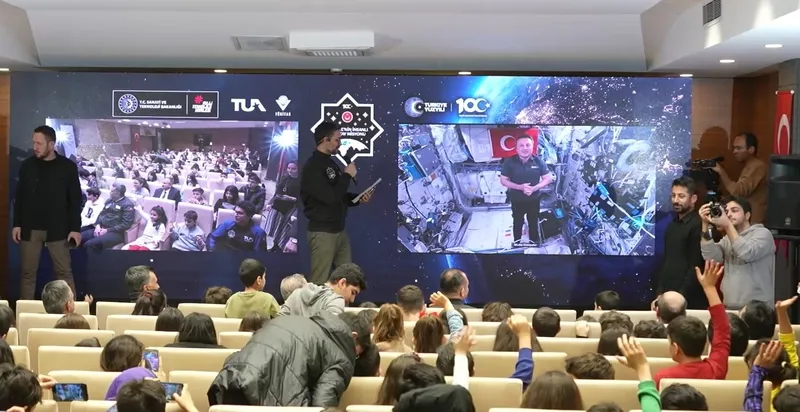 turkiyenin-ilk-astronotu-alper-gezeravci-diyarbakirli-ogrencilerin-sorularini-yanitladi-nasil-ucuyorsun-hic-uz-1706693316767.jpg Türkiye'nin ilk astronotu Alper Gezeravcı Diyarbakırlı öğrencilerin sorularını yanıtladı: Nasıl uçuyorsun? Hiç uzaylı gördün mü?-5