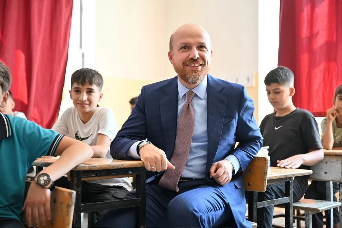 Bilal Erdoğan iki okulda öğrencilerle sohbet etti! Halı saha, okul radyosu ve tablet için destek hazır-6