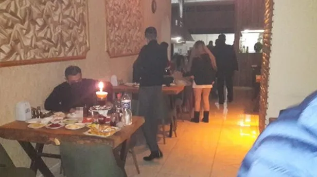sok-goruntuler-yardim-dernegini-gazinoya-cevirdiler-1608470320488.jpg Şok görüntüler! Yardım derneği görünümlü gazino...-4