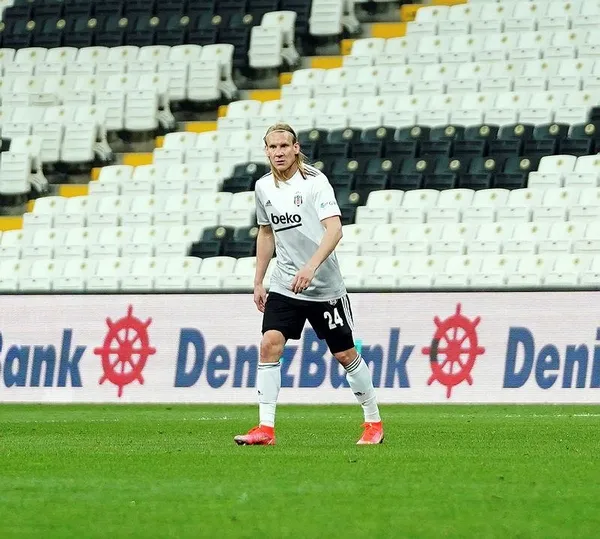 Şimdiye kadar 12 transfere imza atan Beşiktaş'ta sıra içerdekilerde: Domagoj Vida ve Larin için yeni imza-4