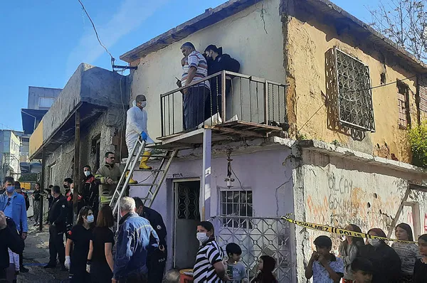 izmirde-evde-yalniz-olan-4-yasindaki-cocuk-evde-cikan-yanginda-oldu-1619107396907.jpg İzmir'de evde yalnız olan 4 yaşındaki çocuk evde çıkan yangında öldü-6