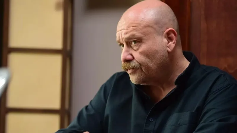 ahmet-mumtaz-taylan-kimdir-kac-yasinda-nereli-kizilcik-serbeti-apoyu-canlandiracak-ahmet-mumtaz-taylan-evli-mi-1708956497888.jpeg Ahmet Mümtaz Taylan kimdir, kaç yaşında, nereli? Kızılcık Şerbeti Apo'yu canlandıracak Ahmet Mümtaz Taylan evli mi? Oynadığı dizi ve filmler...-5