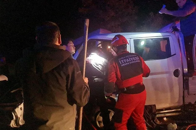 Muğla'nın Menteşe ilçesinde yolcu midibüsü ile kamyonetin çarpıştığı kaza sonucu 22 kişi yaralandı